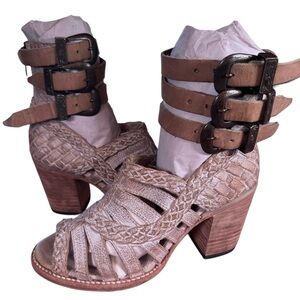 🦄 ONE OF A KIND FREEBIRD SANDALS 7